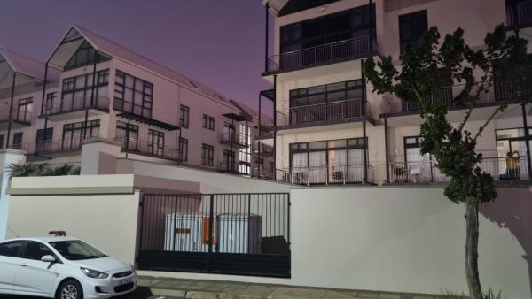 Bilde 6: Accommodation Front - Homely 6 Sleeper with Canal Views near the Beach