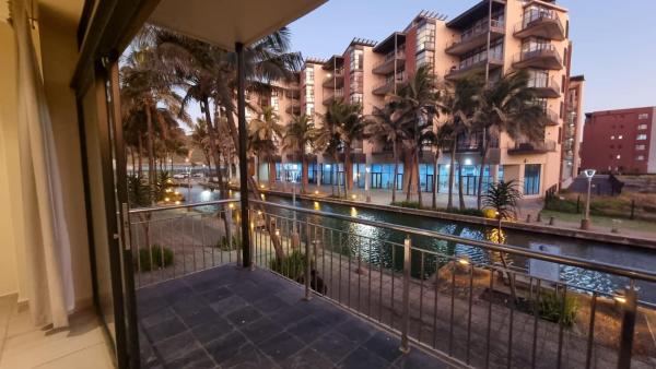 Bilde 1: Accommodation Front - Homely 6 Sleeper with Canal Views near the Beach
