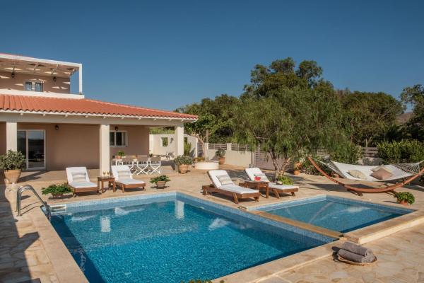 Filothei Beach House with pool, Kalamaki