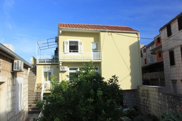 Na fotografii je vidět objekt Apartments by the sea Vis - 8534 nacházející se ve městě Vis.