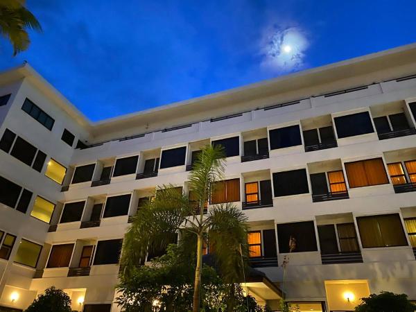 A la foto es mostra l'objecte Naraigrand Hotel (โรงแรมนารายณ์แกรนด์) situat a la ciutat de Chai Badan.