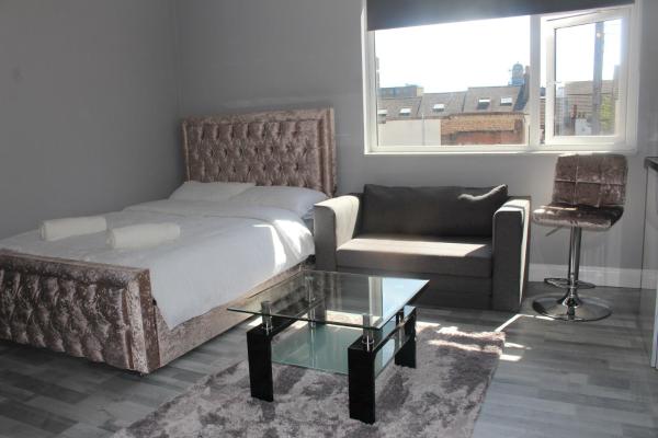 På billedet ses objektet Lovely Central Luton Studio - Ideal for Airport! beliggende i byen Luton.