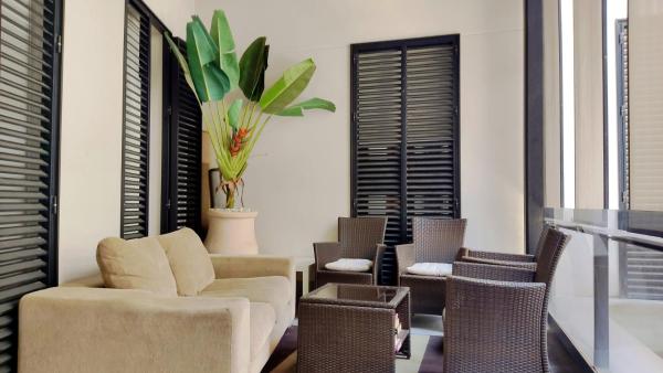Selecta Elegante Apartamento con Patio en Centro Historico, Siviglia