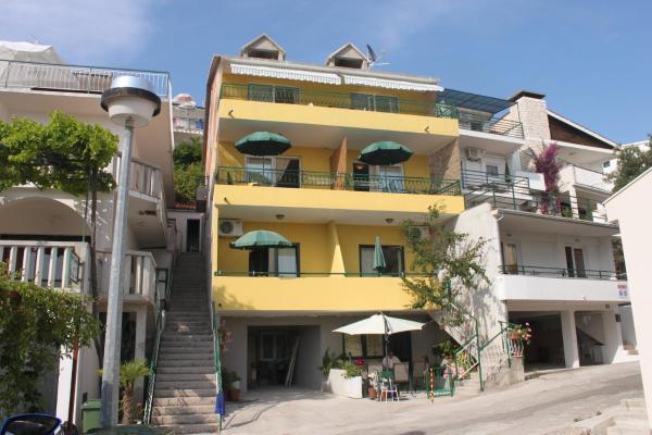 Auf dem Foto ist das Objekt Apartments by the sea Zivogosce - Blato, Makarska - 6679 in der Stadt Igrane zu sehen.