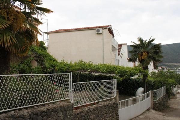 På bildet vises objektet Apartments by the sea Grebastica, Sibenik - 6442 som ligger i byen Bašelovići.