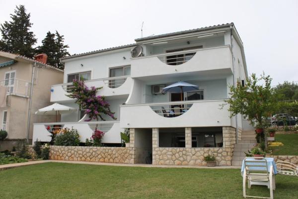 Na zdjęciu widoczny jest obiekt Apartments by the sea Posedarje, Novigrad - 6617 położony w mieście Posedarje.
