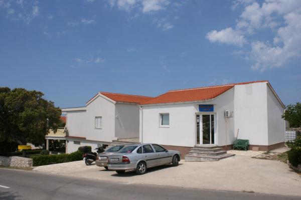 The photo shows the Apartments with a parking space Mandre, Pag - 6456 located in the city of Mandre.