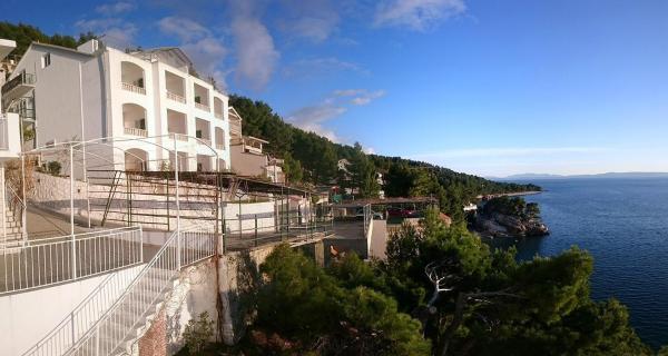 Na zdjęciu widoczny jest obiekt Apartments by the sea Brela, Makarska - 6674 położony w mieście Brela.