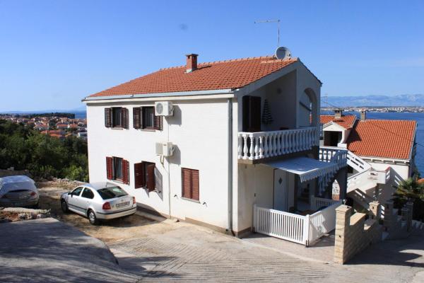 A la foto es mostra l'objecte Apartments by the sea Kali, Ugljan - 8202 situat a la ciutat de Kali.