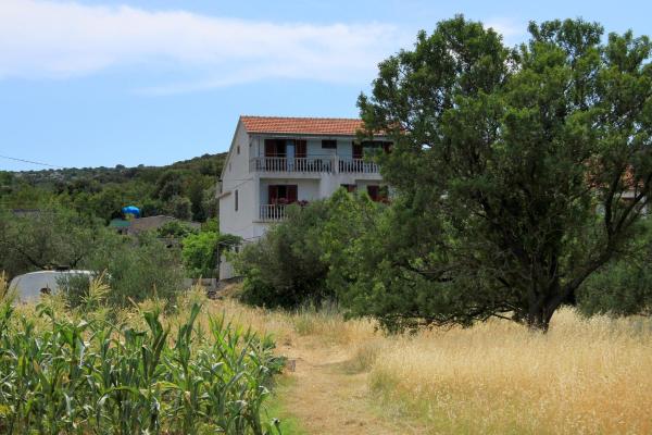 På bildet vises objektet Apartments by the sea Tkon, Pasman - 8218 som ligger i byen Ugrinići.