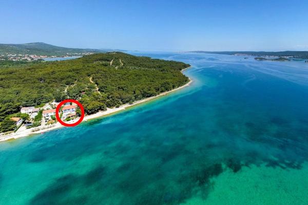 På billedet ses objektet Apartments by the sea Pasman - 8220 beliggende i byen Pašman.