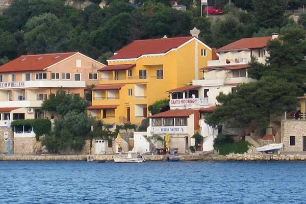 Nella foto è visibile l'oggetto Apartments by the sea Zaklopatica, Lastovo - 8393 situato nella città di Lastovo.