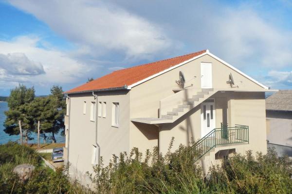A la foto es mostra l'objecte Apartments by the sea Tkon, Pasman - 8454 situat a la ciutat de Tkon.
