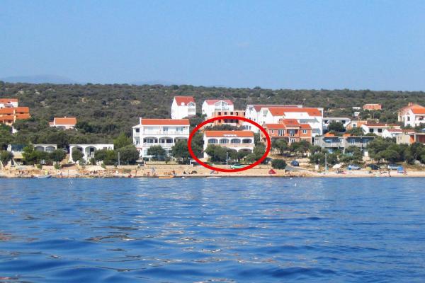 A la foto es mostra l'objecte Apartments by the sea Mandre, Pag - 8655 situat a la ciutat de Kolan.