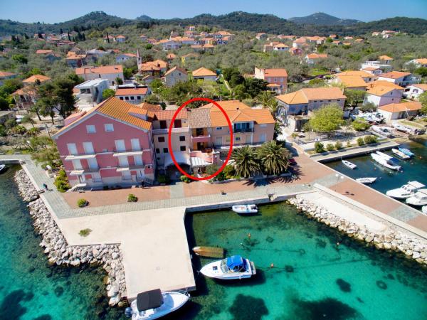 Na zdjęciu widoczny jest obiekt Apartments by the sea Poljana, Ugljan - 8432 położony w mieście Poljana.