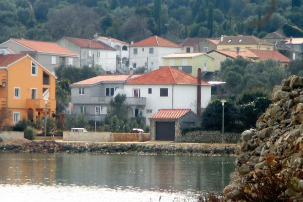 A la foto es mostra l'objecte Apartments by the sea Zdrelac, Pasman - 8287 situat a la ciutat de Banj.
