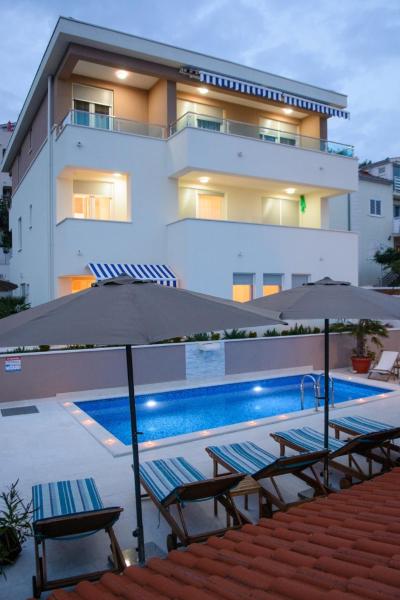Na fotografii je vidět objekt Seaside apartments with a swimming pool Rastici, Ciovo - 11092 nacházející se ve městě Trogir.