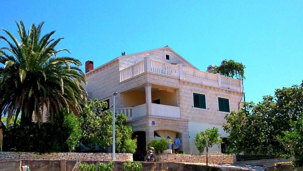 A la foto es mostra l'objecte Apartments with parking space Sumartin, Brac - 11387 situat a la ciutat de Sumartin.