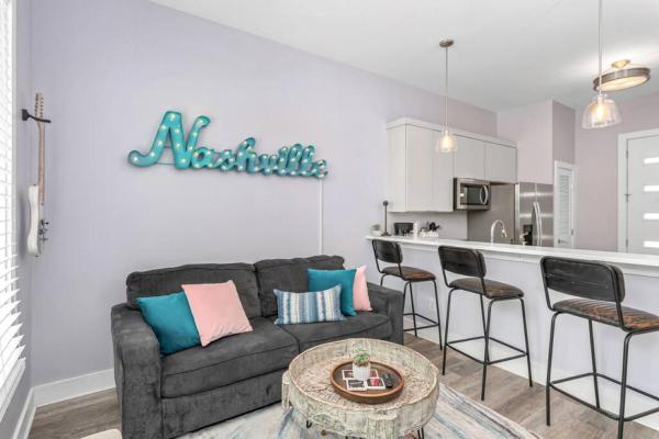 A la foto es mostra l'objecte 1st Floor Condo No Steps - 2 miles to Downtown situat a la ciutat de Nashville.
