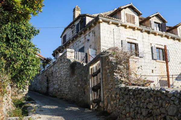 Na zdjęciu widoczny jest obiekt Holiday house with a parking space Bobovisca, Brac - 11435 położony w mieście Ložišće.