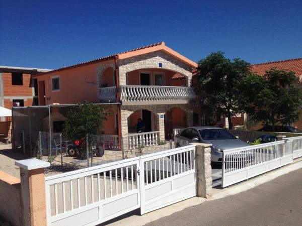 A la foto es mostra l'objecte Apartments by the sea Vir - 11534 situat a la ciutat de Vir.