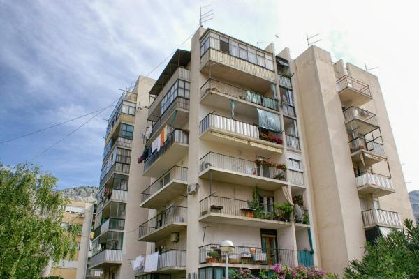 På billedet ses objektet Apartments by the sea Omis - 13796 beliggende i byen Omiš.
