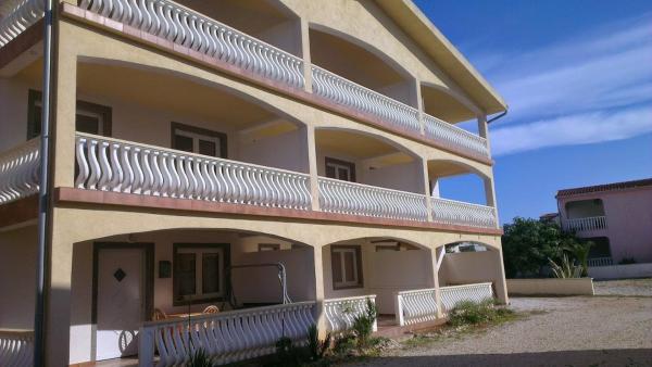 A la foto es mostra l'objecte Apartments by the sea Vir - 13801 situat a la ciutat de Vir.