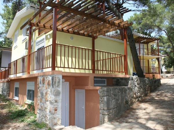På billedet ses objektet Apartments by the sea Vrboska (Hvar) - 13905 beliggende i byen Vrboska.