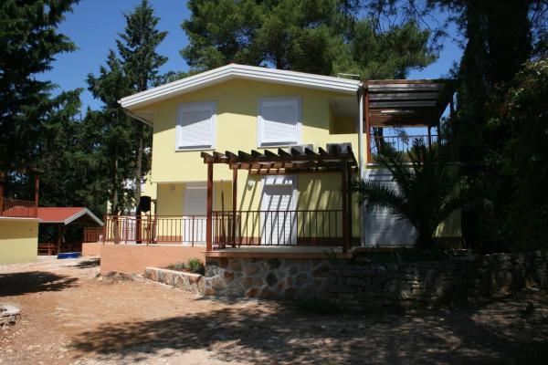På billedet ses objektet Apartments by the sea Vrboska (Hvar) - 13906 beliggende i byen Vrboska.