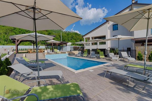 Na zdjęciu widoczny jest obiekt Luxury villa with a swimming pool Dolinci, Crikvenica - 13914 położony w mieście Grižane.