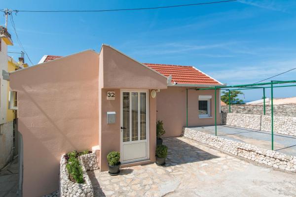 Na fotografii je vidět objekt Apartments by the sea Brist, Makarska - 11039 nacházející se ve městě Brist.