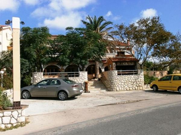 A la foto es mostra l'objecte Apartments with parking space Lopar, Rab - 14089 situat a la ciutat de Lopar.