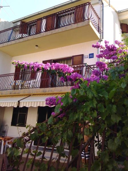 På bildet vises objektet Apartments by the sea Grebastica, Sibenik - 14476 som ligger i byen Bašelovići.