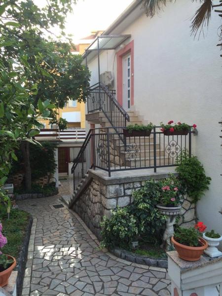 Na zdjęciu widoczny jest obiekt Apartments by the sea Selce, Crikvenica - 16375 położony w mieście Selce.