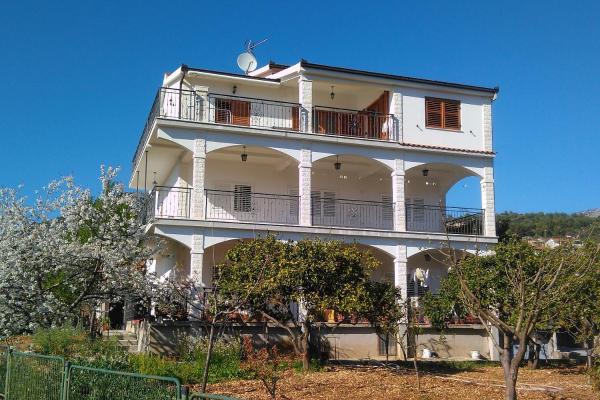 La photo montre l'objet Apartments with parking space Seget Vranjica, Trogir - 14212 situé dans la ville de Vranjča.