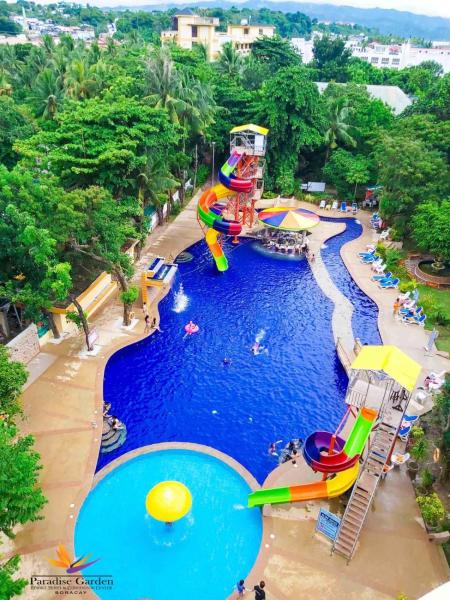 Na fotografii je vidět objekt Paradise Garden Hotel and Convention Center Boracay Powered by ASTON nacházející se ve městě Boracay.