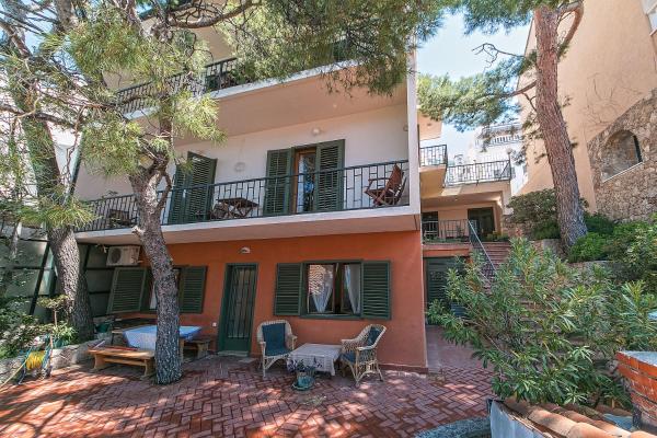Na zdjęciu widoczny jest obiekt Apartments by the sea Brela, Makarska - 16950 położony w mieście Brela.