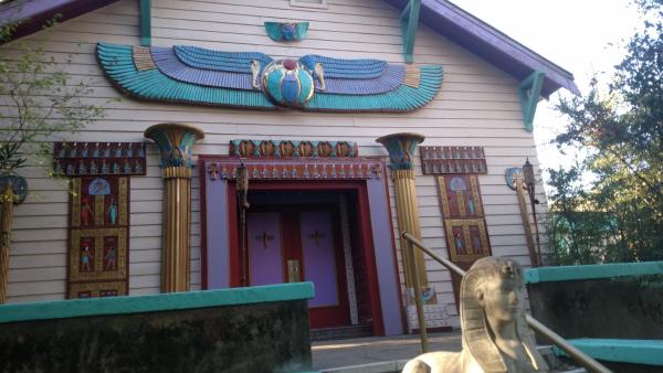 A la foto es mostra l'objecte Grand Lodge situat a la ciutat de Geyserville.