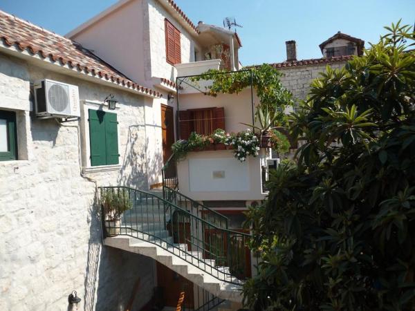 Auf dem Foto ist das Objekt Apartments and rooms by the sea Trogir - 16844 in der Stadt Trogir zu sehen.