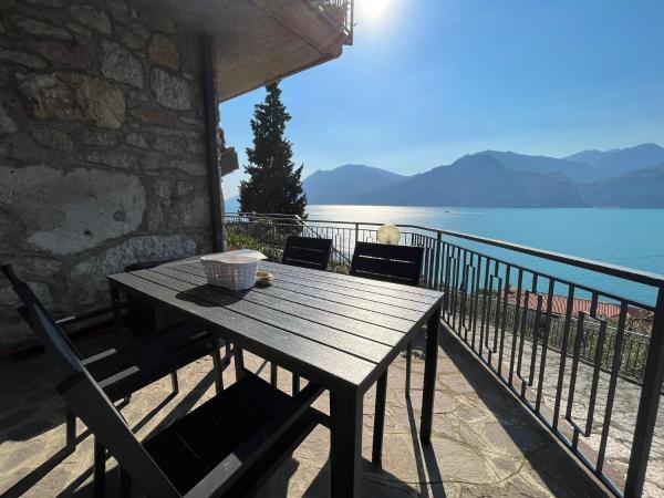 På billedet ses objektet The view house beliggende i byen Malcesine.