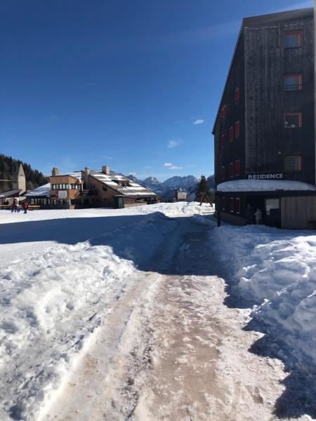 The photo shows the Paradise Dolomiti flat located in the city of Falcade.