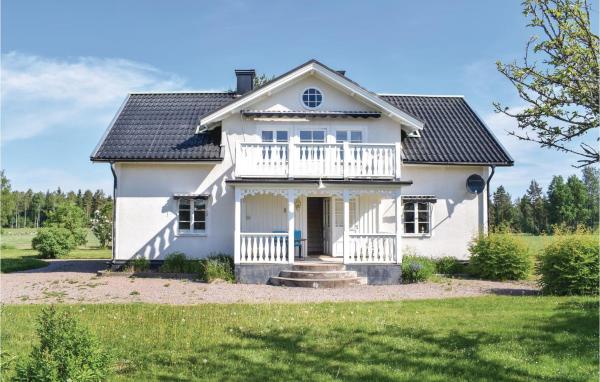 Nella foto è visibile l'oggetto Beautiful Home In Södra Vi With Wifi situato nella città di Gullringen.