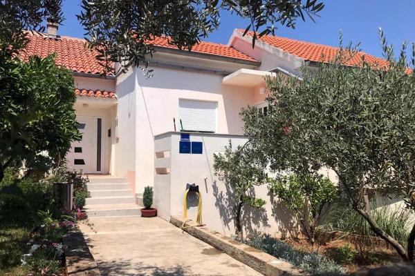 Στη φωτογραφία φαίνεται το αντικείμενο Apartments by the sea Lukoran (Ugljan) - 836 που βρίσκεται στην πόλη Lukoran.