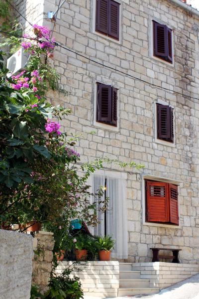 Op de foto is het object Apartments by the sea Pucisca, Brac - 770 te zien, gelegen in de stad Pučišća.