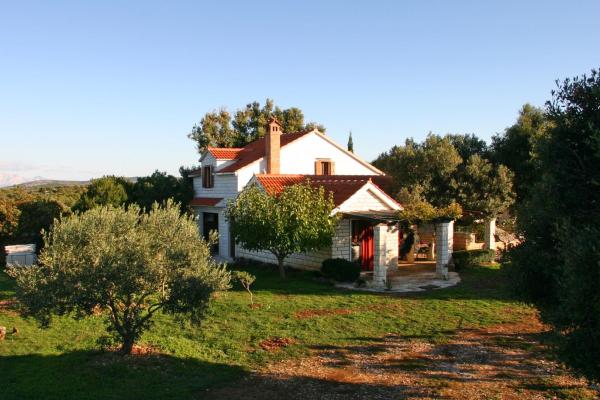 På billedet ses objektet Family friendly house with a parking space Pucisca, Brac - 749 beliggende i byen Pučišća.