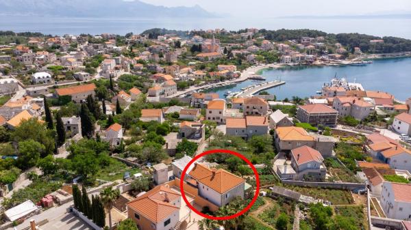 A la foto es mostra l'objecte Apartments by the sea Sumartin, Brac - 764 situat a la ciutat de Sumartin.