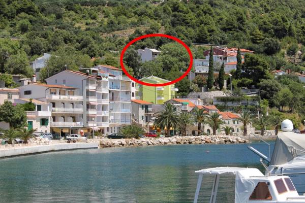 Na fotografii je vidět objekt Apartments with a parking space Zivogosce - Porat, Makarska - 1055 nacházející se ve městě Igrane.