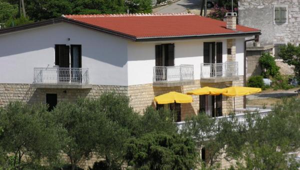 A la foto es mostra l'objecte Apartments by the sea Drage, Biograd - 851 situat a la ciutat de Drage.