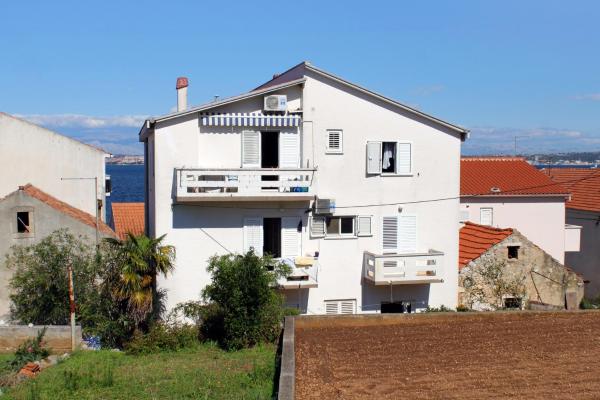 A la foto es mostra l'objecte Apartments by the sea Kali, Ugljan - 837 situat a la ciutat de Kali.