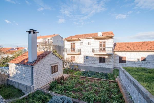På billedet ses objektet Apartments with parking space Supetar, Brac - 18825 beliggende i byen Supetar.